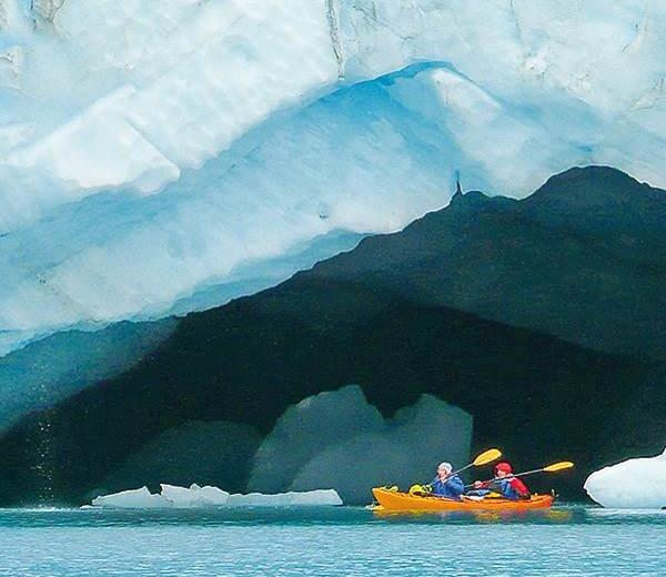Auf der Alaska Kreuzfahrt die Wucht des Gletscher Kajak aus der Ferne entdecken!