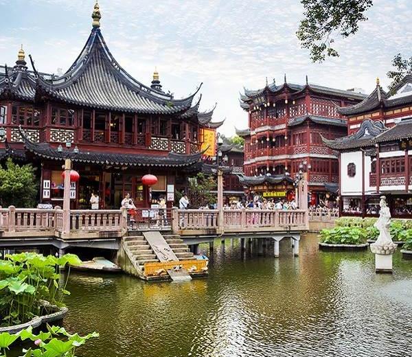 Auf Ihrer China Rundreise mit dem Schiff von Princess Cruises lässt sich in Shanghai die Tempel Old Town besichtigen. 