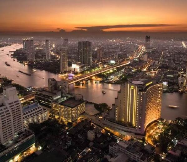 Die Metropole Bangkok bei Nacht: Sie finden Bars, Restaunts und weitere Möglichkeiten um am Abend etwas zu unternehmen. 