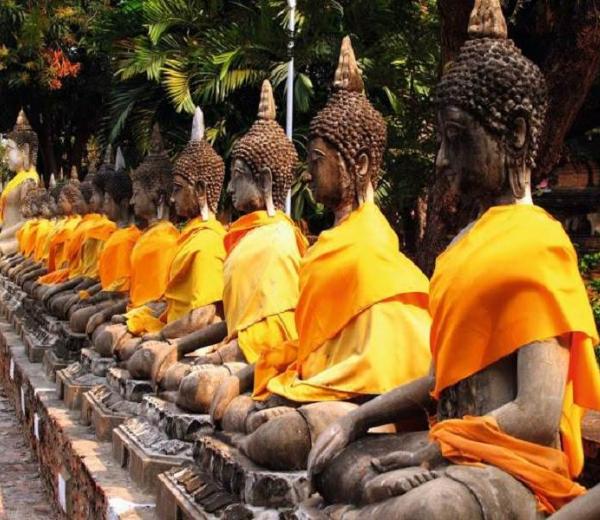 Die Wat Yai Chai Mongkon Tempelanlage ist für Kreuzfahrtbesucher ein Highlight auf einer Asien Kreuzfahrt. Jetzt buchen!