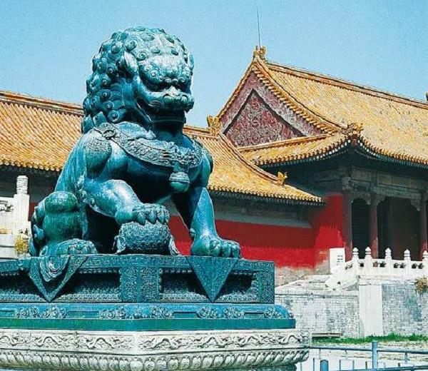 Die typisch asiatische Bauweise von Häusern ist mit Spitzdächern mit Verschnörkelungen. 