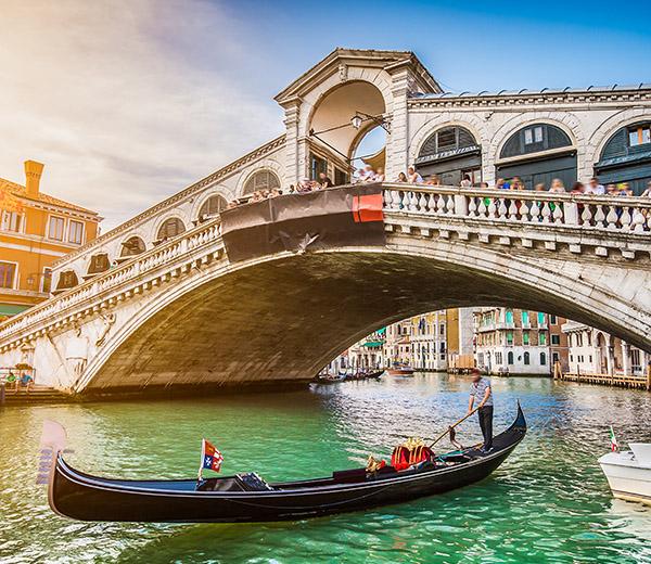 Im Reisegebiet Europa können Kreuzfahrt Besucher auf dem Ruderboot die Kanäle auf einer Venedig Kreuzfahrt entdecken. 
